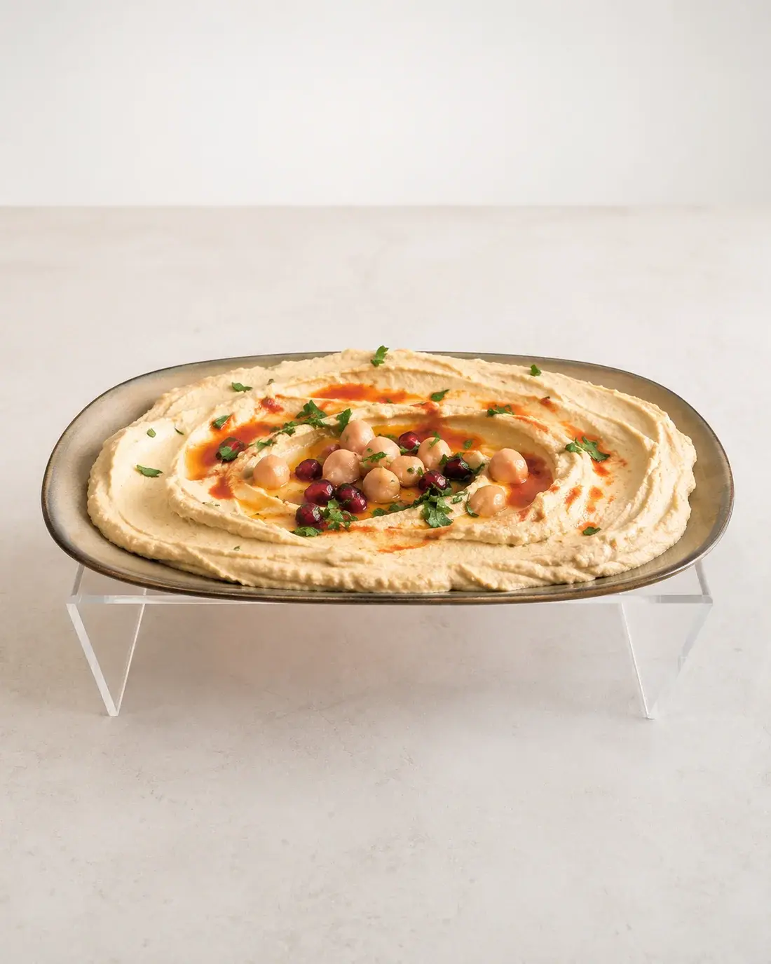 Romige hummus met kikkererwten, granaatappel en verse kruiden