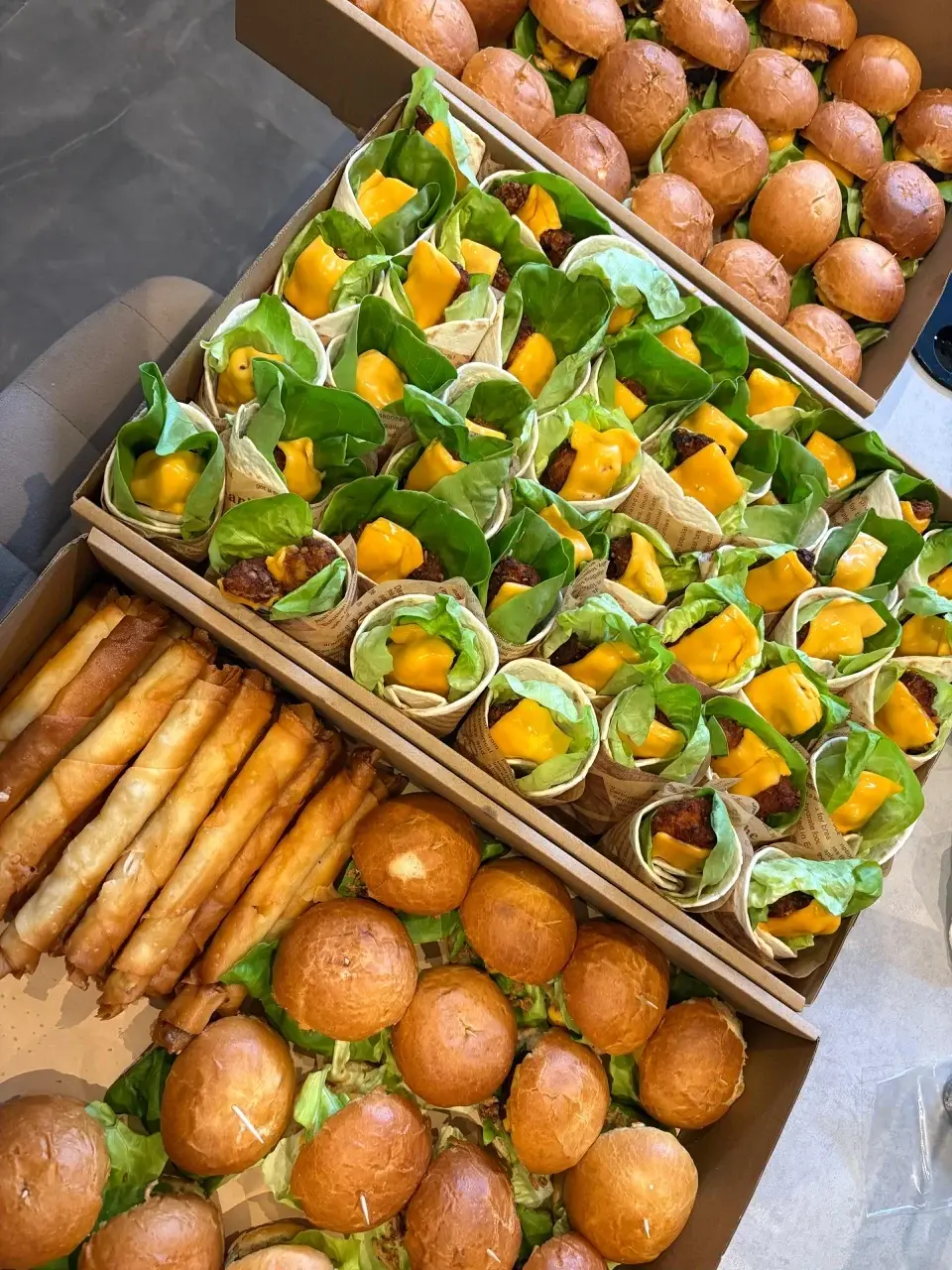 Close-up van mini burgers, wraps en krokante hapjes